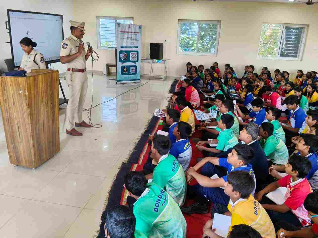 भदोही: स्कूल में साइबर जागरूकता अभियान, छात्रों को किया जागरूक